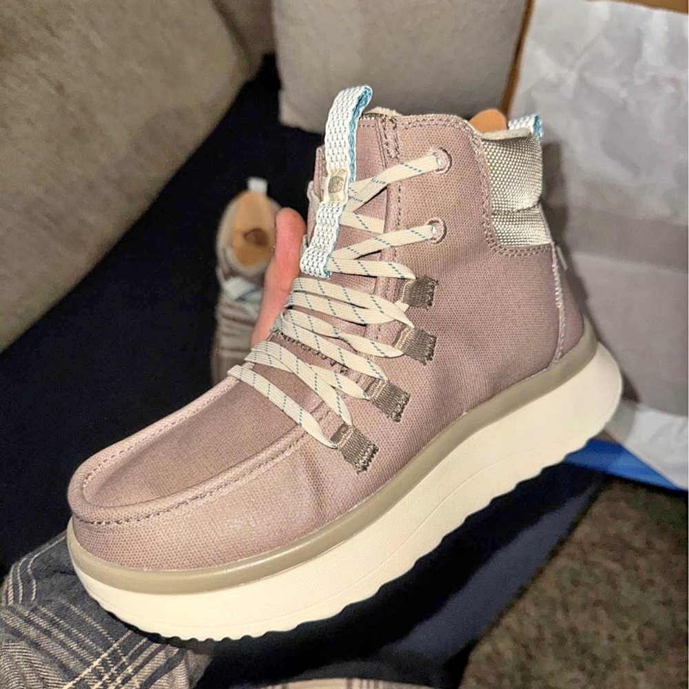 Women’s size 5 HEYDUDES